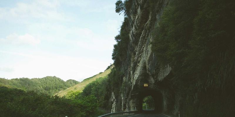 工程护栏的革命：光催化TiO2涂层丝网如何打造会“呼吸”的空气净化幕墙